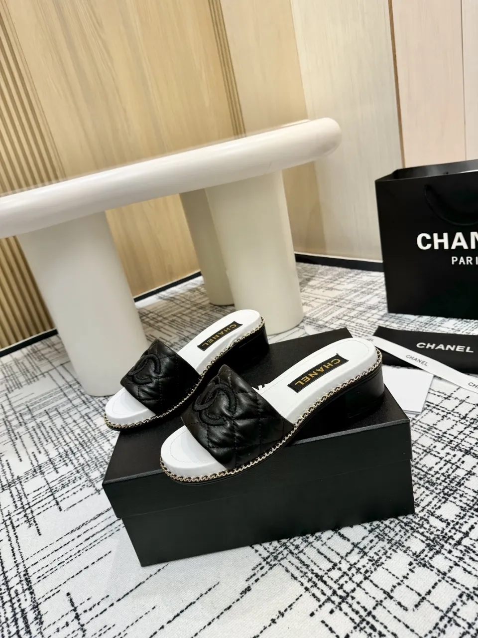 👟👟Ex-factory price 540👟👟 Top version Chanel Chanel - 2025 spring model, counter top double C sandals, this classic design; the extraordinary double C incorporates a variety of color elements... The diversified mix and match is very beautiful and versatile, very light on the foot, comfortable, super delicate and elegant, and can be used outdoors... ꫛꫀꪝ Go➫ Material: ❶Upper is made of: Original imported sheepskin ❷Inner lining: Original sheepskin lining ❸Outsole based on: Original Italian genuine leather outsole Counter boutique packaging complete set for women 35–40 (customized for 41) 3 colors available (black, white, pink)